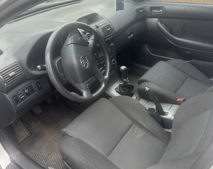 Серый Тойота Авенсис, объемом двигателя 2 л и пробегом 300 тыс. км за 6200 $, фото 4 на Automoto.ua