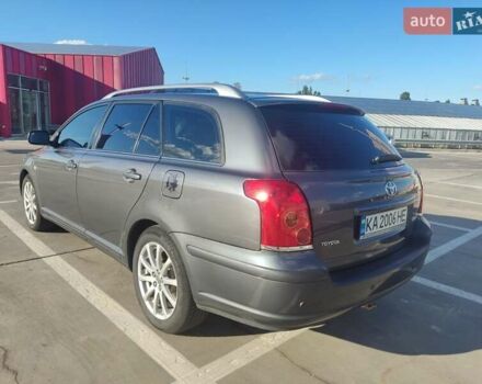 Серый Тойота Авенсис, объемом двигателя 2 л и пробегом 239 тыс. км за 6500 $, фото 1 на Automoto.ua