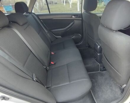 Серый Тойота Авенсис, объемом двигателя 1 л и пробегом 256 тыс. км за 6200 $, фото 3 на Automoto.ua