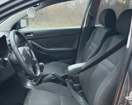 Серый Тойота Авенсис, объемом двигателя 2 л и пробегом 300 тыс. км за 3150 $, фото 9 на Automoto.ua