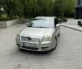 Серый Тойота Авенсис, объемом двигателя 2 л и пробегом 211 тыс. км за 6000 $, фото 1 на Automoto.ua
