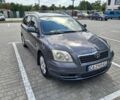 Серый Тойота Авенсис, объемом двигателя 1.8 л и пробегом 211 тыс. км за 5500 $, фото 1 на Automoto.ua
