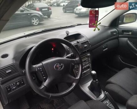 Серый Тойота Авенсис, объемом двигателя 1.8 л и пробегом 280 тыс. км за 7000 $, фото 1 на Automoto.ua