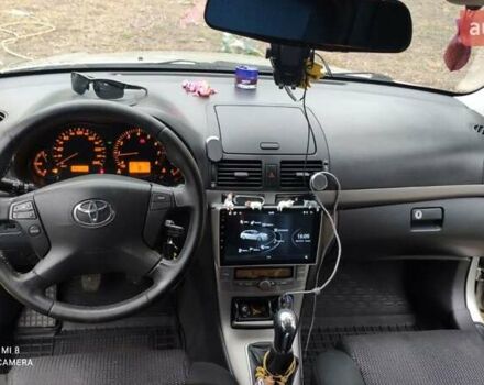 Серый Тойота Авенсис, объемом двигателя 2 л и пробегом 183 тыс. км за 7000 $, фото 2 на Automoto.ua
