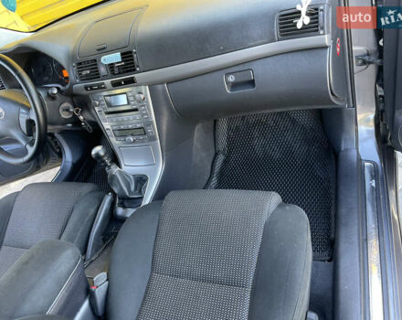 Сірий Тойота Авенсіс, об'ємом двигуна 2 л та пробігом 295 тис. км за 6700 $, фото 26 на Automoto.ua