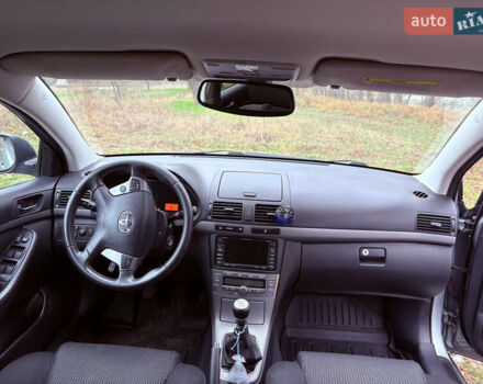 Серый Тойота Авенсис, объемом двигателя 2.2 л и пробегом 229 тыс. км за 6200 $, фото 11 на Automoto.ua