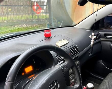 Серый Тойота Авенсис, объемом двигателя 2 л и пробегом 290 тыс. км за 6750 $, фото 2 на Automoto.ua