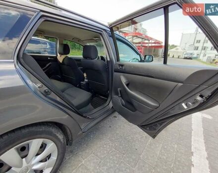 Сірий Тойота Авенсіс, об'ємом двигуна 2 л та пробігом 251 тис. км за 6350 $, фото 7 на Automoto.ua