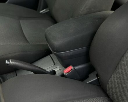 Серый Тойота Авенсис, объемом двигателя 2 л и пробегом 290 тыс. км за 6500 $, фото 21 на Automoto.ua