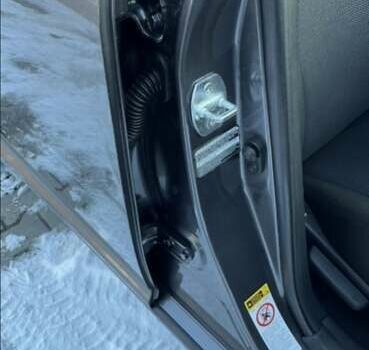 Сірий Тойота Авенсіс, об'ємом двигуна 2 л та пробігом 240 тис. км за 7200 $, фото 1 на Automoto.ua