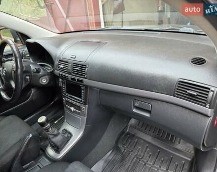 Серый Тойота Авенсис, объемом двигателя 2.23 л и пробегом 242 тыс. км за 7500 $, фото 3 на Automoto.ua