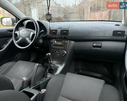 Серый Тойота Авенсис, объемом двигателя 2 л и пробегом 235 тыс. км за 6499 $, фото 6 на Automoto.ua