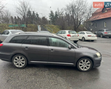 Серый Тойота Авенсис, объемом двигателя 2 л и пробегом 206 тыс. км за 7500 $, фото 4 на Automoto.ua