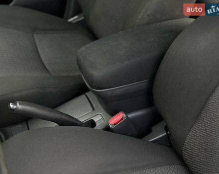 Сірий Тойота Авенсіс, об'ємом двигуна 2 л та пробігом 290 тис. км за 6500 $, фото 43 на Automoto.ua