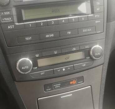 Серый Тойота Авенсис, объемом двигателя 2 л и пробегом 247 тыс. км за 7300 $, фото 6 на Automoto.ua