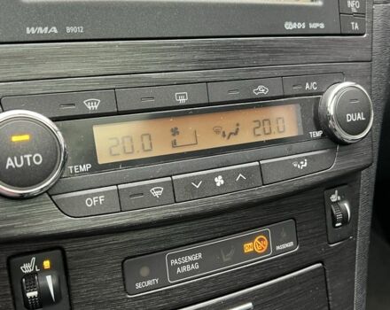 Серый Тойота Авенсис, объемом двигателя 2.2 л и пробегом 210 тыс. км за 9400 $, фото 16 на Automoto.ua