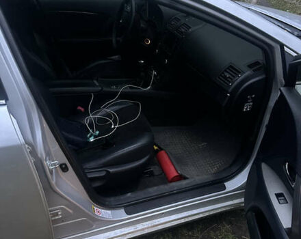 Серый Тойота Авенсис, объемом двигателя 2 л и пробегом 357 тыс. км за 6000 $, фото 7 на Automoto.ua