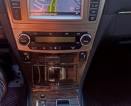 Серый Тойота Авенсис, объемом двигателя 2.2 л и пробегом 225 тыс. км за 12200 $, фото 3 на Automoto.ua