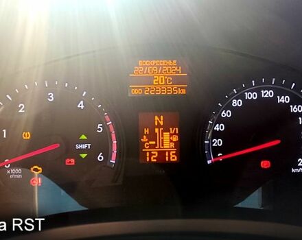 Серый Тойота Авенсис, объемом двигателя 2.2 л и пробегом 225 тыс. км за 12200 $, фото 4 на Automoto.ua