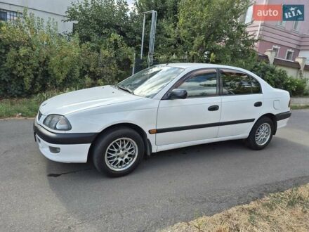 Серый Тойота Авенсис, объемом двигателя 1.6 л и пробегом 327 тыс. км за 3300 $, фото 1 на Automoto.ua