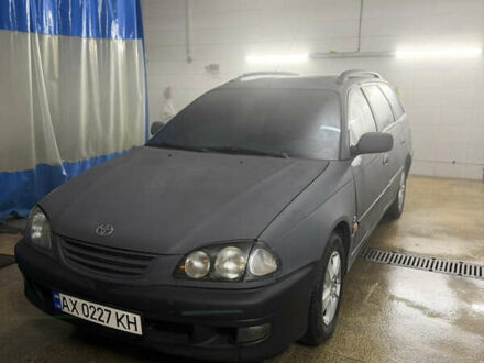 Серый Тойота Авенсис, объемом двигателя 2 л и пробегом 418 тыс. км за 2000 $, фото 1 на Automoto.ua