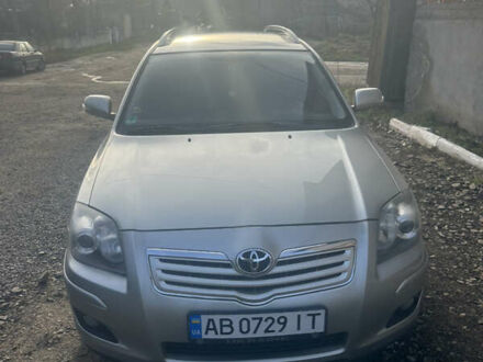 Серый Тойота Авенсис, объемом двигателя 2 л и пробегом 242 тыс. км за 7500 $, фото 1 на Automoto.ua