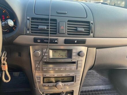 Серый Тойота Авенсис, объемом двигателя 2 л и пробегом 410 тыс. км за 6000 $, фото 1 на Automoto.ua