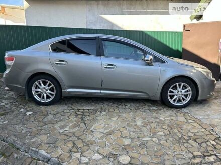 Серый Тойота Авенсис, объемом двигателя 2 л и пробегом 200 тыс. км за 9500 $, фото 1 на Automoto.ua