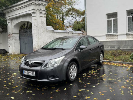 Серый Тойота Авенсис, объемом двигателя 1.6 л и пробегом 200 тыс. км за 7500 $, фото 1 на Automoto.ua