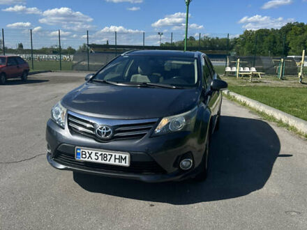 Серый Тойота Авенсис, объемом двигателя 2 л и пробегом 326 тыс. км за 11500 $, фото 1 на Automoto.ua