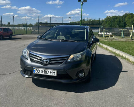 Серый Тойота Авенсис, объемом двигателя 2 л и пробегом 326 тыс. км за 11500 $, фото 1 на Automoto.ua