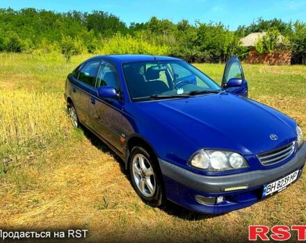 Синий Тойота Авенсис, объемом двигателя 1.8 л и пробегом 329 тыс. км за 3900 $, фото 1 на Automoto.ua