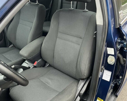 Синій Тойота Авенсіс, об'ємом двигуна 1.8 л та пробігом 250 тис. км за 4200 $, фото 13 на Automoto.ua