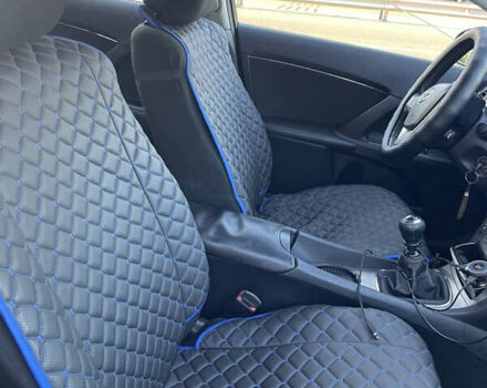 Синий Тойота Авенсис, объемом двигателя 2 л и пробегом 270 тыс. км за 7700 $, фото 4 на Automoto.ua