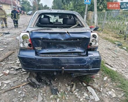 Синий Тойота Авенсис, объемом двигателя 2 л и пробегом 360 тыс. км за 3300 $, фото 2 на Automoto.ua