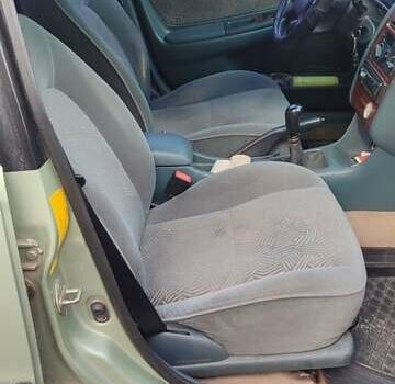 Зеленый Тойота Авенсис, объемом двигателя 1.8 л и пробегом 310 тыс. км за 3200 $, фото 7 на Automoto.ua