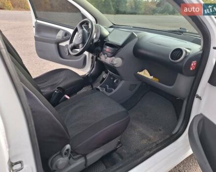 Белый Тойота Айго, объемом двигателя 1 л и пробегом 111 тыс. км за 4300 $, фото 12 на Automoto.ua