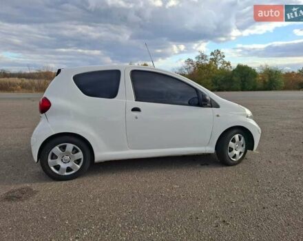 Белый Тойота Айго, объемом двигателя 1 л и пробегом 111 тыс. км за 4300 $, фото 4 на Automoto.ua