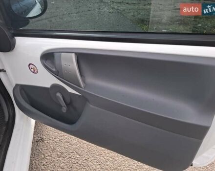 Белый Тойота Айго, объемом двигателя 1 л и пробегом 111 тыс. км за 4300 $, фото 14 на Automoto.ua