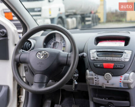 Білий Тойота Айго, об'ємом двигуна 1 л та пробігом 240 тис. км за 4000 $, фото 9 на Automoto.ua