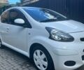 Белый Тойота Айго, объемом двигателя 1 л и пробегом 200 тыс. км за 5000 $, фото 1 на Automoto.ua