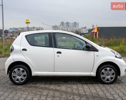 Білий Тойота Айго, об'ємом двигуна 1 л та пробігом 240 тис. км за 4000 $, фото 1 на Automoto.ua