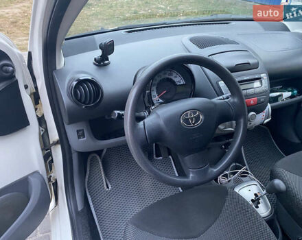 Белый Тойота Айго, объемом двигателя 0.98 л и пробегом 165 тыс. км за 6100 $, фото 5 на Automoto.ua