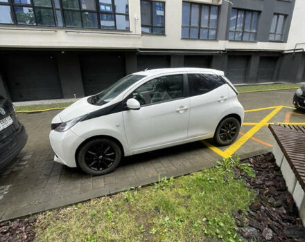 Белый Тойота Айго, объемом двигателя 1 л и пробегом 62 тыс. км за 9000 $, фото 2 на Automoto.ua