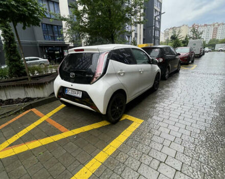 Белый Тойота Айго, объемом двигателя 1 л и пробегом 62 тыс. км за 9000 $, фото 5 на Automoto.ua