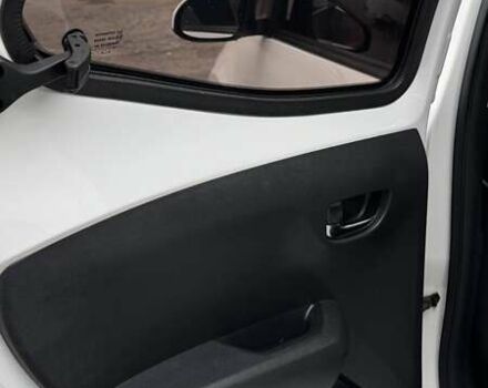 Белый Тойота Айго, объемом двигателя 1 л и пробегом 65 тыс. км за 10000 $, фото 5 на Automoto.ua