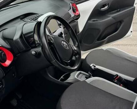 Белый Тойота Айго, объемом двигателя 1 л и пробегом 65 тыс. км за 10000 $, фото 8 на Automoto.ua