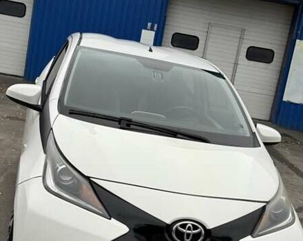 Белый Тойота Айго, объемом двигателя 1 л и пробегом 65 тыс. км за 10000 $, фото 2 на Automoto.ua