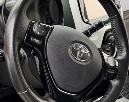 Белый Тойота Айго, объемом двигателя 1 л и пробегом 65 тыс. км за 10000 $, фото 10 на Automoto.ua