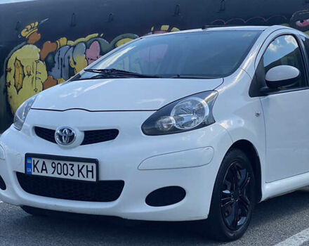 Білий Тойота Айго, об'ємом двигуна 1 л та пробігом 118 тис. км за 6500 $, фото 1 на Automoto.ua
